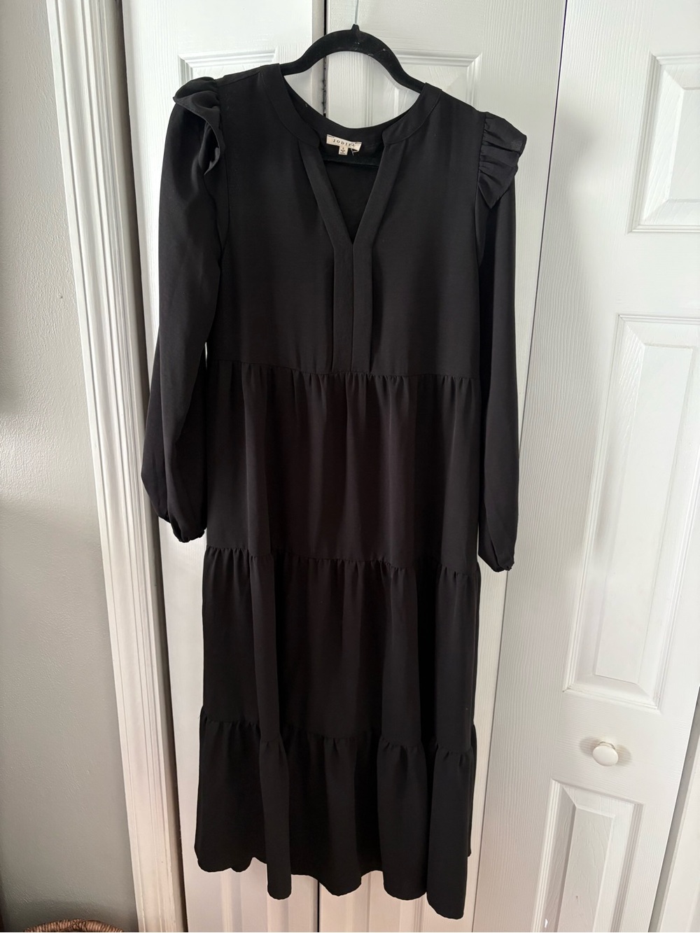 JODIFL Black Long Sleeve Tiered Midi Dress